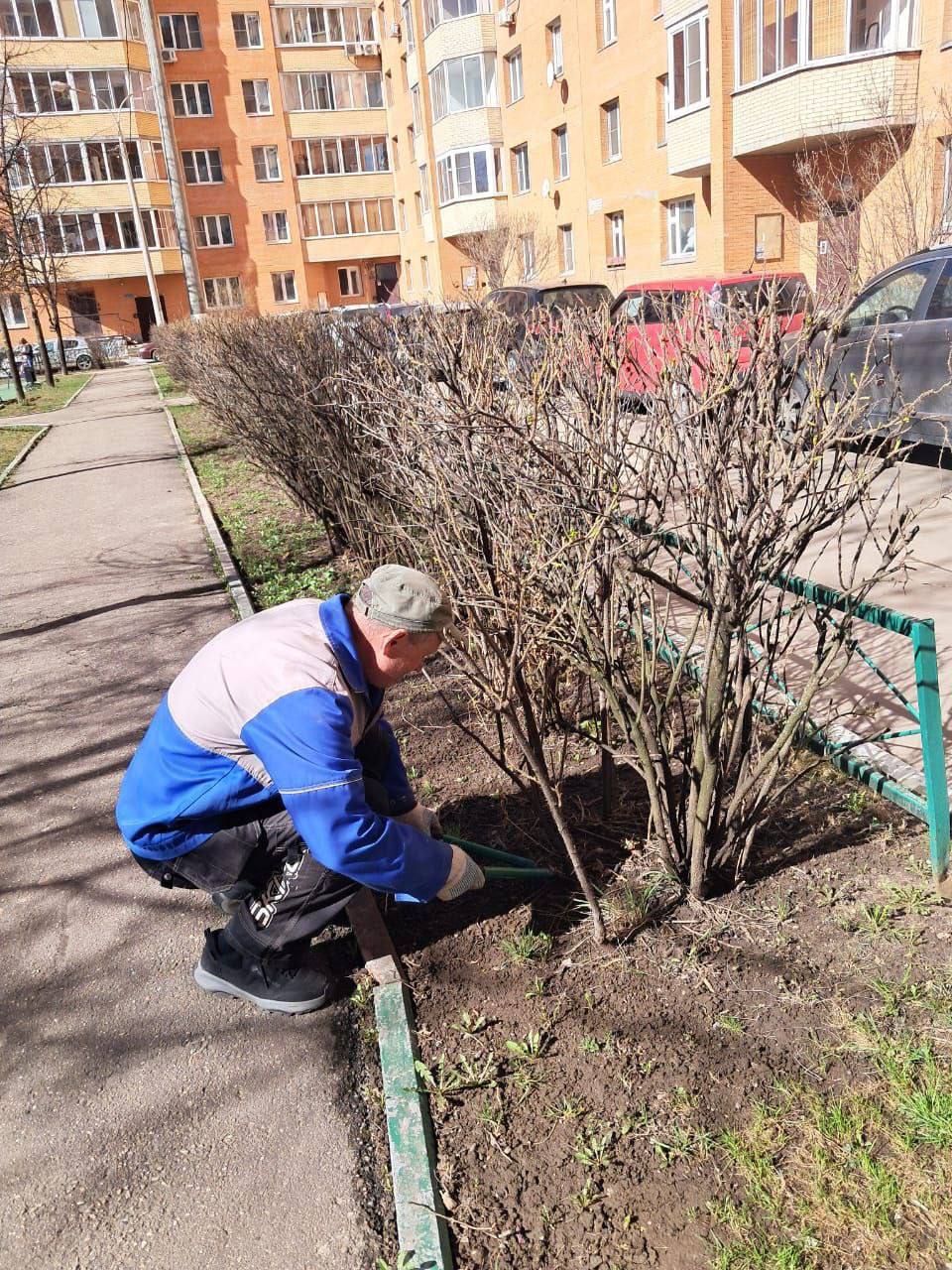 В Подольске продолжается весенняя уборка территорий