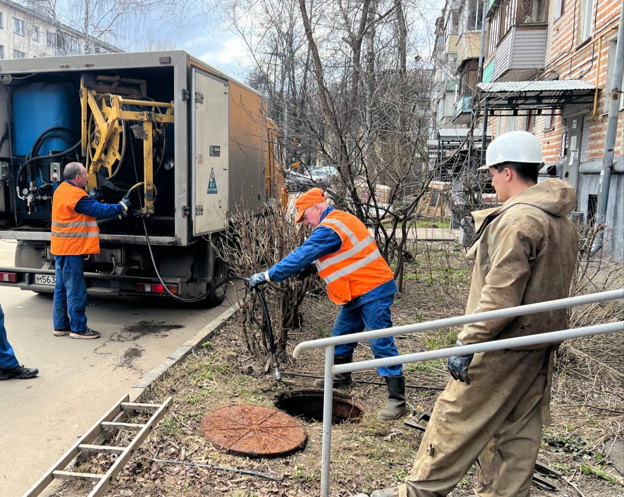 Специалисты приступили к промывке выпусков систем водоотведения