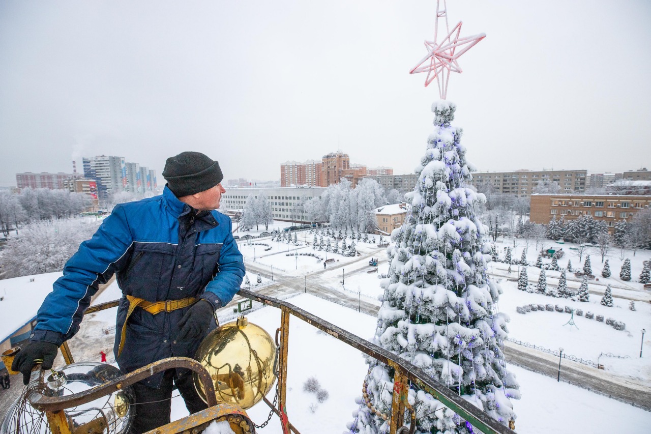 Главную ёлку Подольска нарядили в новогоднее убранство
