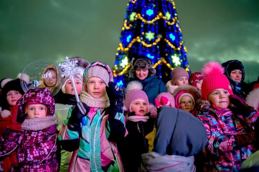 На главной ёлке Подольска в сквере Поколений торжественно зажгли праздничные огни