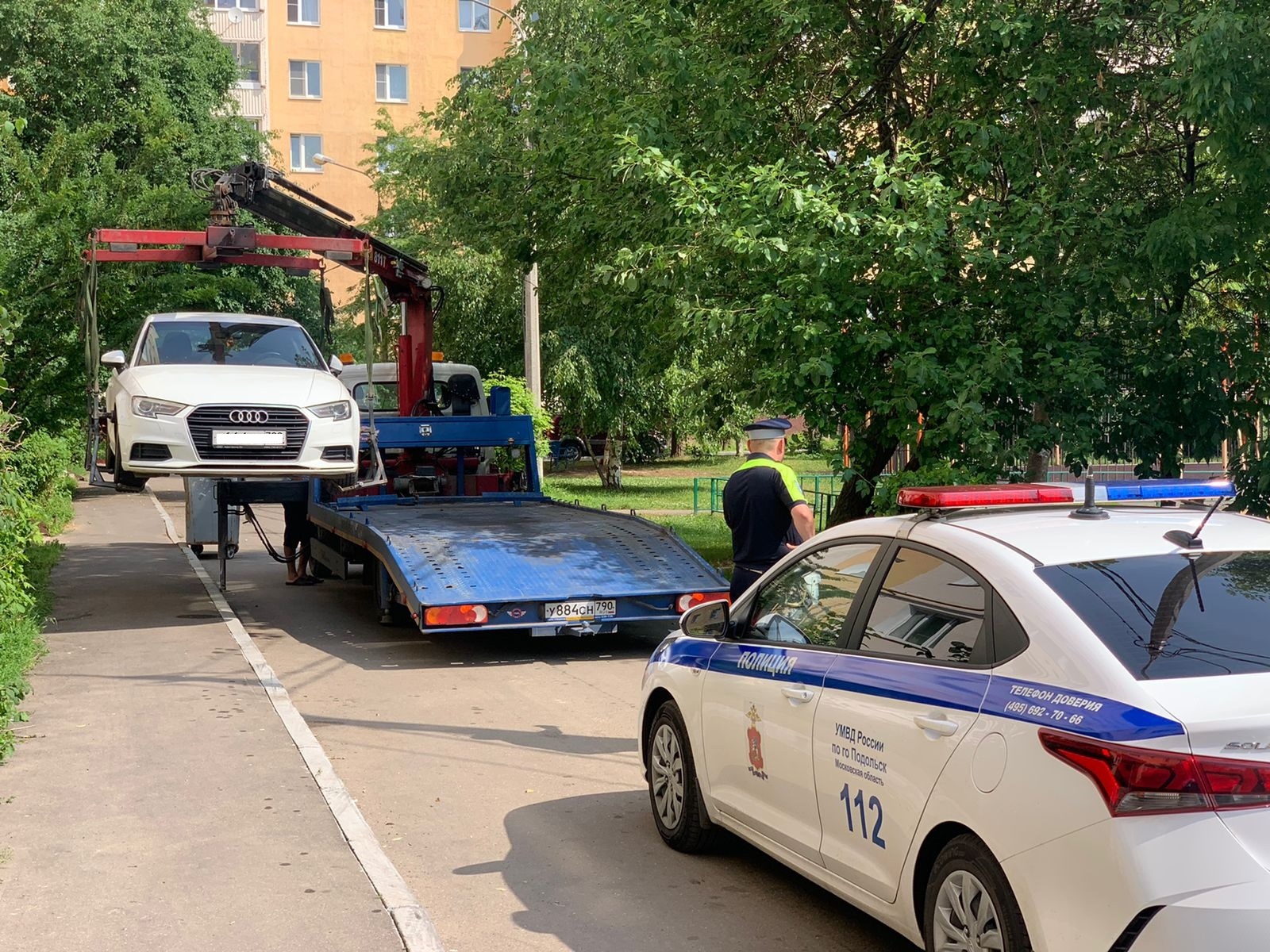 Автомобили, нарушившие правила парковки в Климовске, теперь эвакуируют на  штрафстоянку, расположенную вблизи д. Алтухово