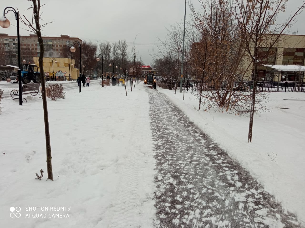 Коммунальные и дорожные службы устраняют последствия снегопада