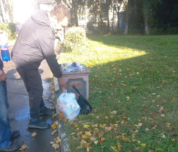Жители Подольска путают уличные урны с мусорными контейнерами Жители Подольска путают уличные урны с мусорными контейнерами