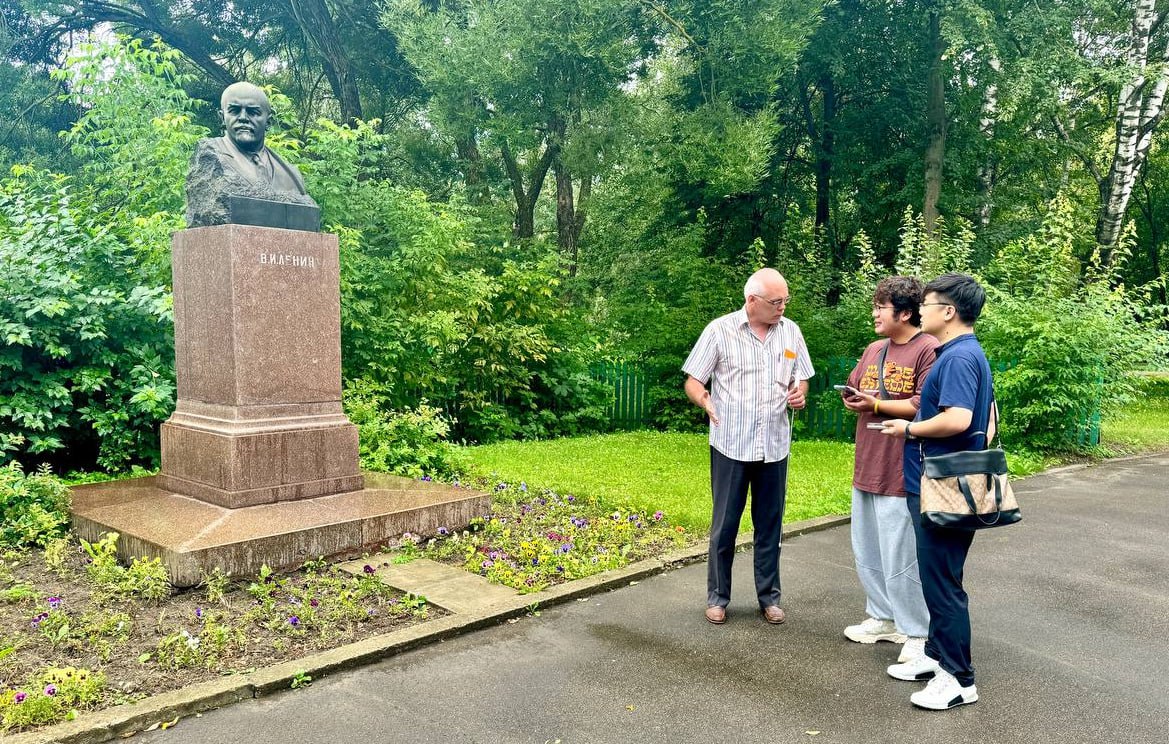 Студенты из Китая посетили мемориальный дом-музей В. И. Ленина