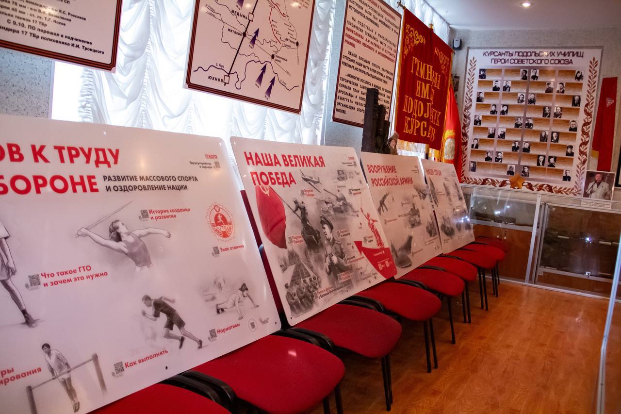 Исторические стенды передали в гимназию