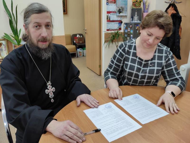 Договор о сотрудничестве подписан между Знаменским храмом и Дубровицкой школой