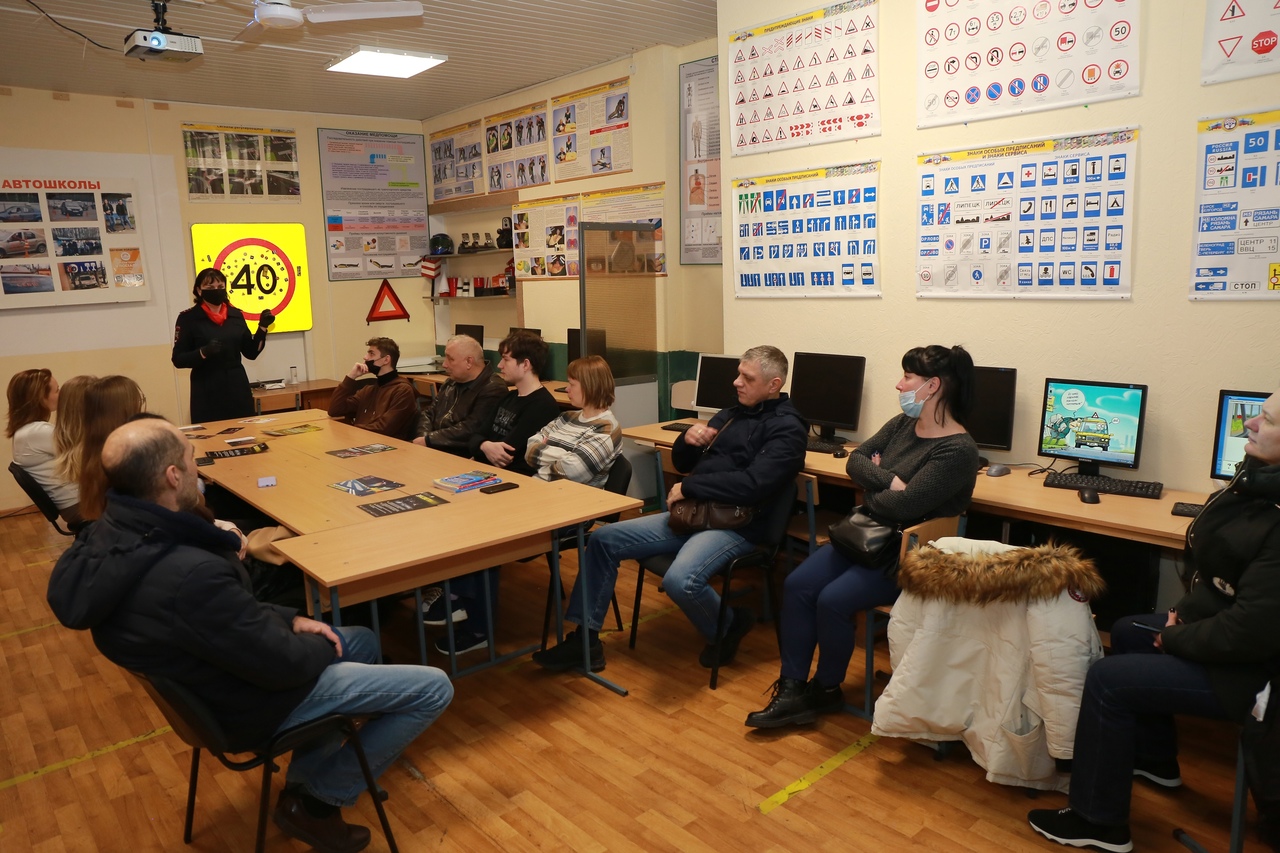 Курсантам подольских автошкол автоинспекторы разъясняют основные ошибки молодых водителей