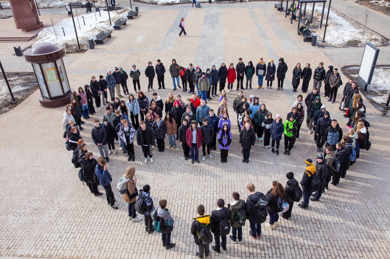 Свыше 100 учеников Подольска приняли участие в акции «Крым - сердце России»