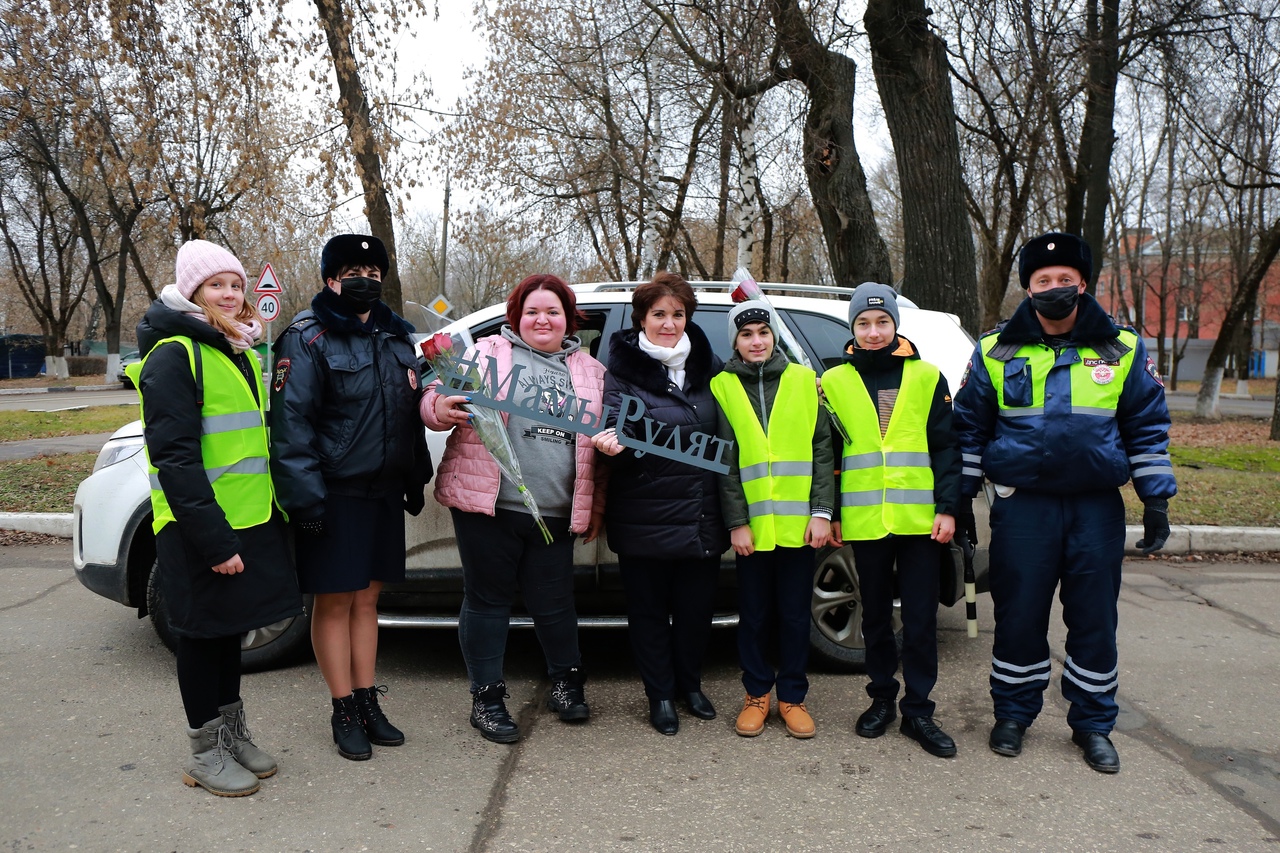 В День матери сотрудники ГАИ провели праздничный рейд