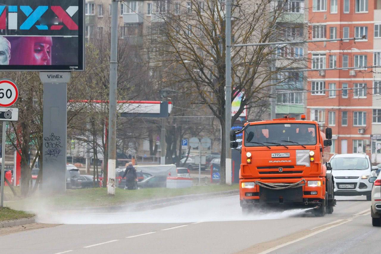 На территории городского округа уже вышла техника, которая убирает смет и  мусор с улично-дорожной сети