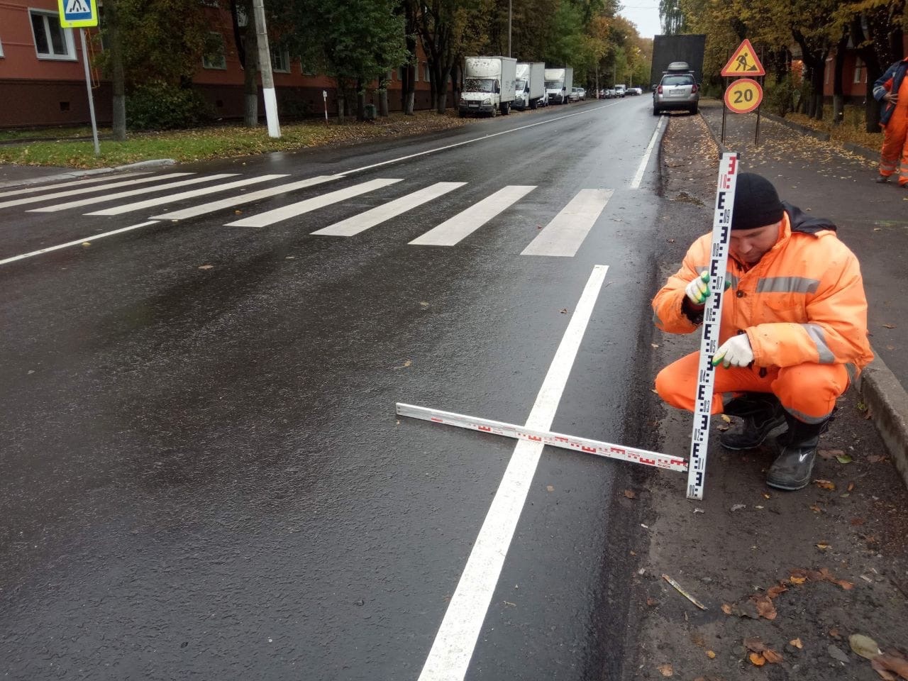 Вдоль обочин. Лед на обочинах вдоль тротуаров. Принимать дорогу. Завтрак на обочине дороги. Подмосковье и работа дорога.