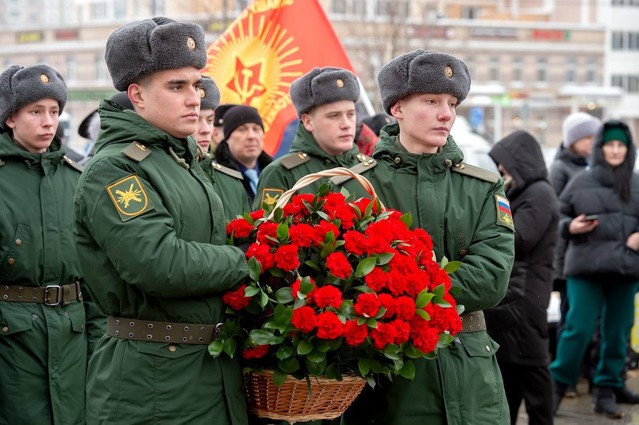 Возложение цветов к стеле «Населенный пункт воинской доблести»