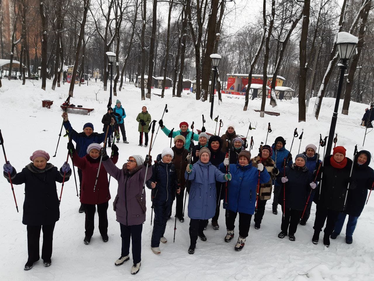 В парке Талалихина продолжаются бесплатные тренировки по скандинавской ходьбе