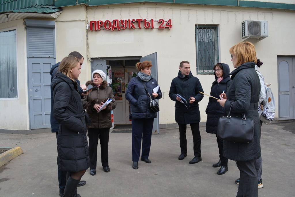 По обращению жителей дома № 32/24 по улице Рабочей управление потребительского рынка администрации провело выездную комиссию
