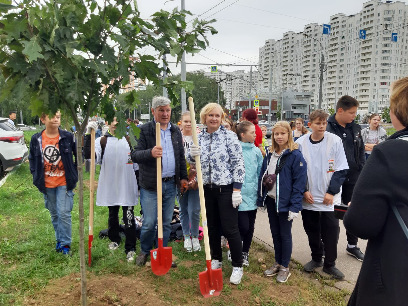 В Подольске прошла экологическая акция «Наш лес. Посади свое дерево»