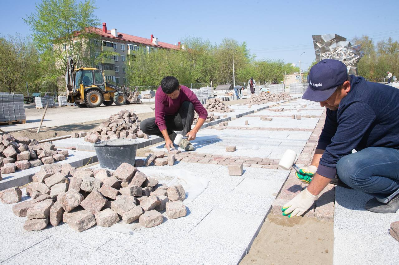 В преддверии 9 Мая комплексно благоустраивают сквер Подольских курсантов