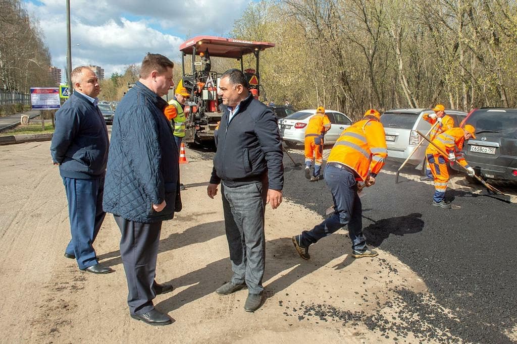 На городских улицах ведутся работы по ремонту дорожного полотна