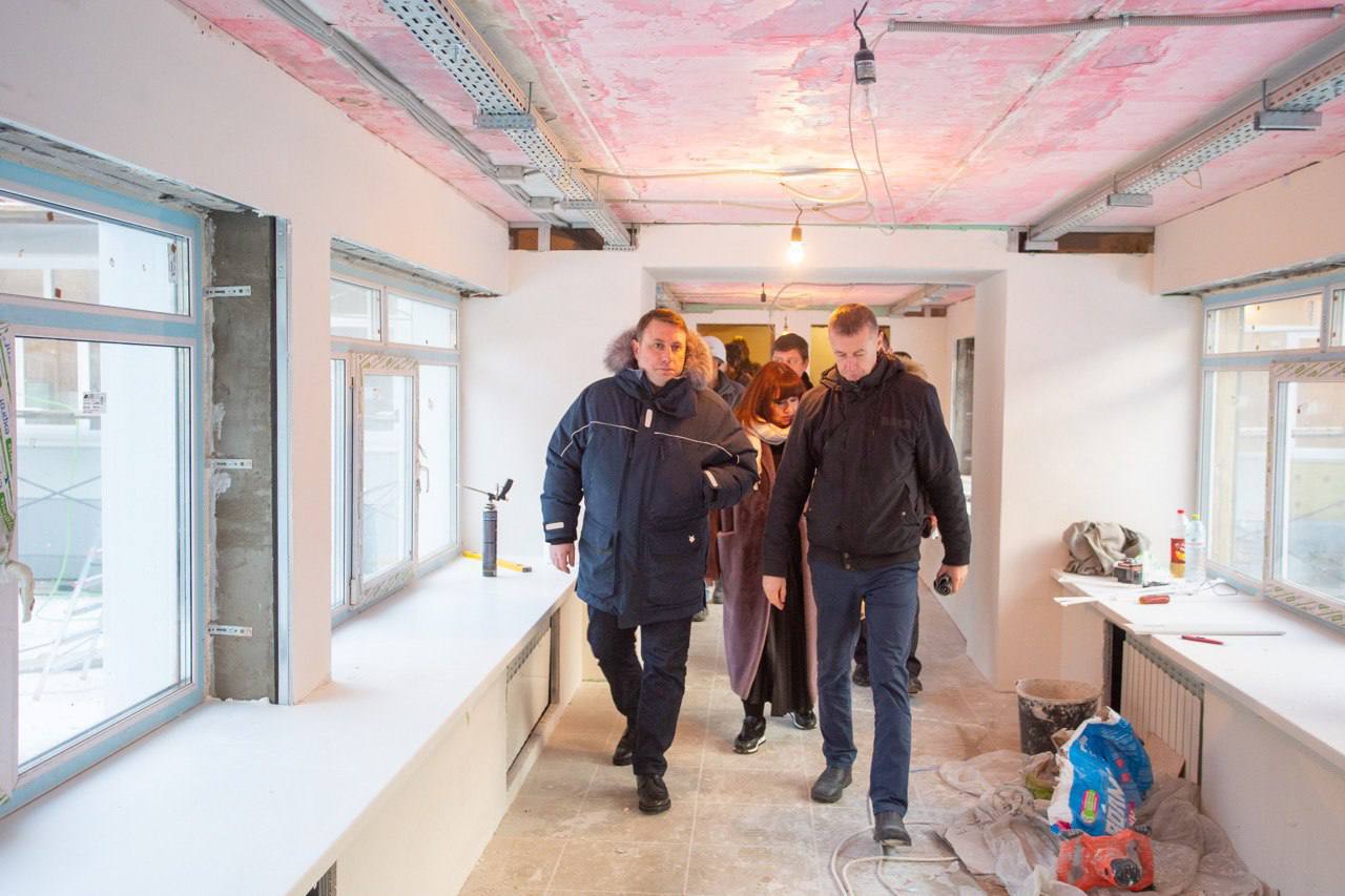 Глава Подольска проверил ход капремонта детсада на улице Чехова