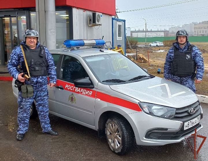 Росгвардейцы задержали грабителей бензоколонки Росгвардейцы задержали грабителей бензоколонки