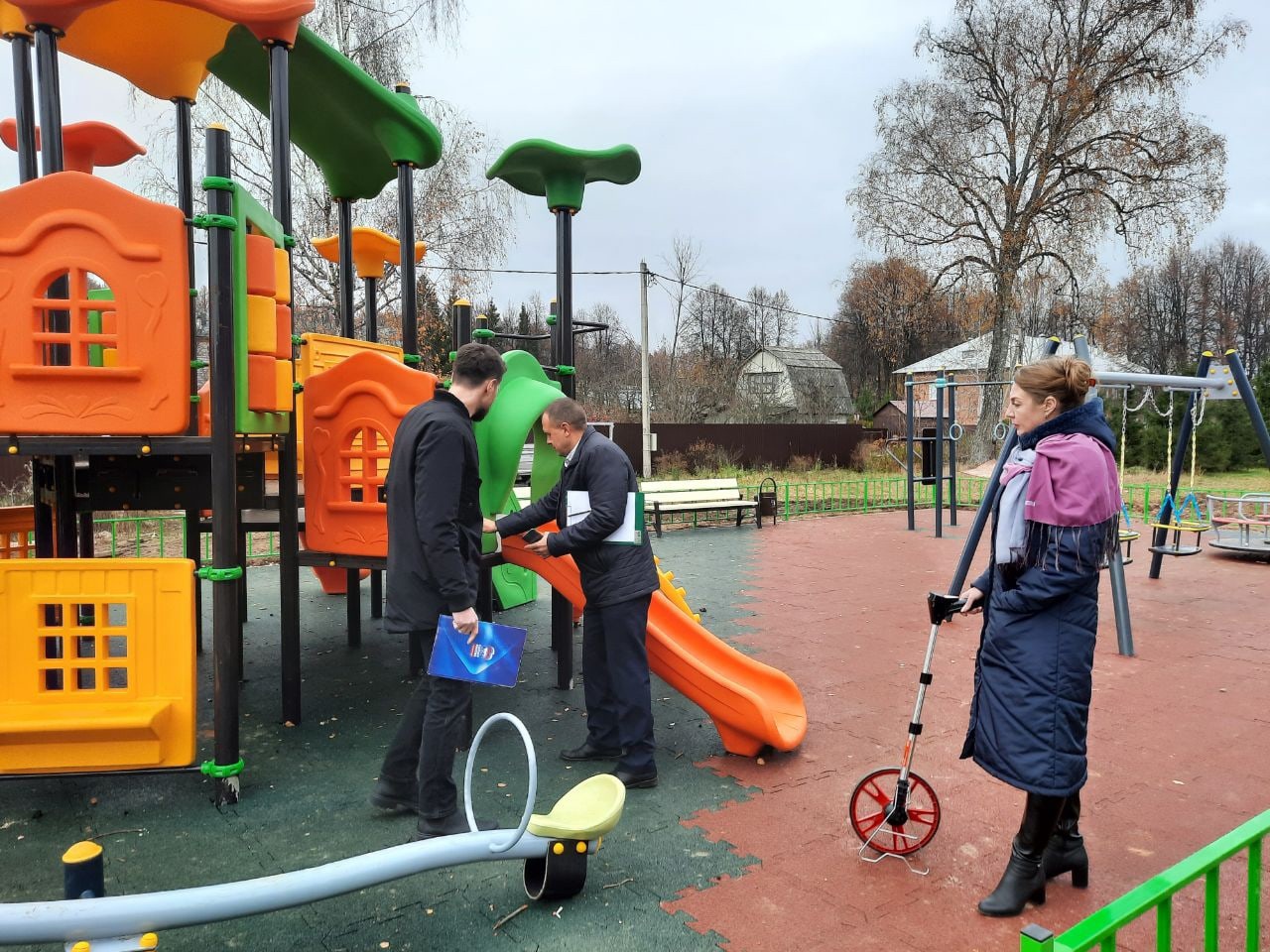 Качество новой детской площадки проверили в Лаговском