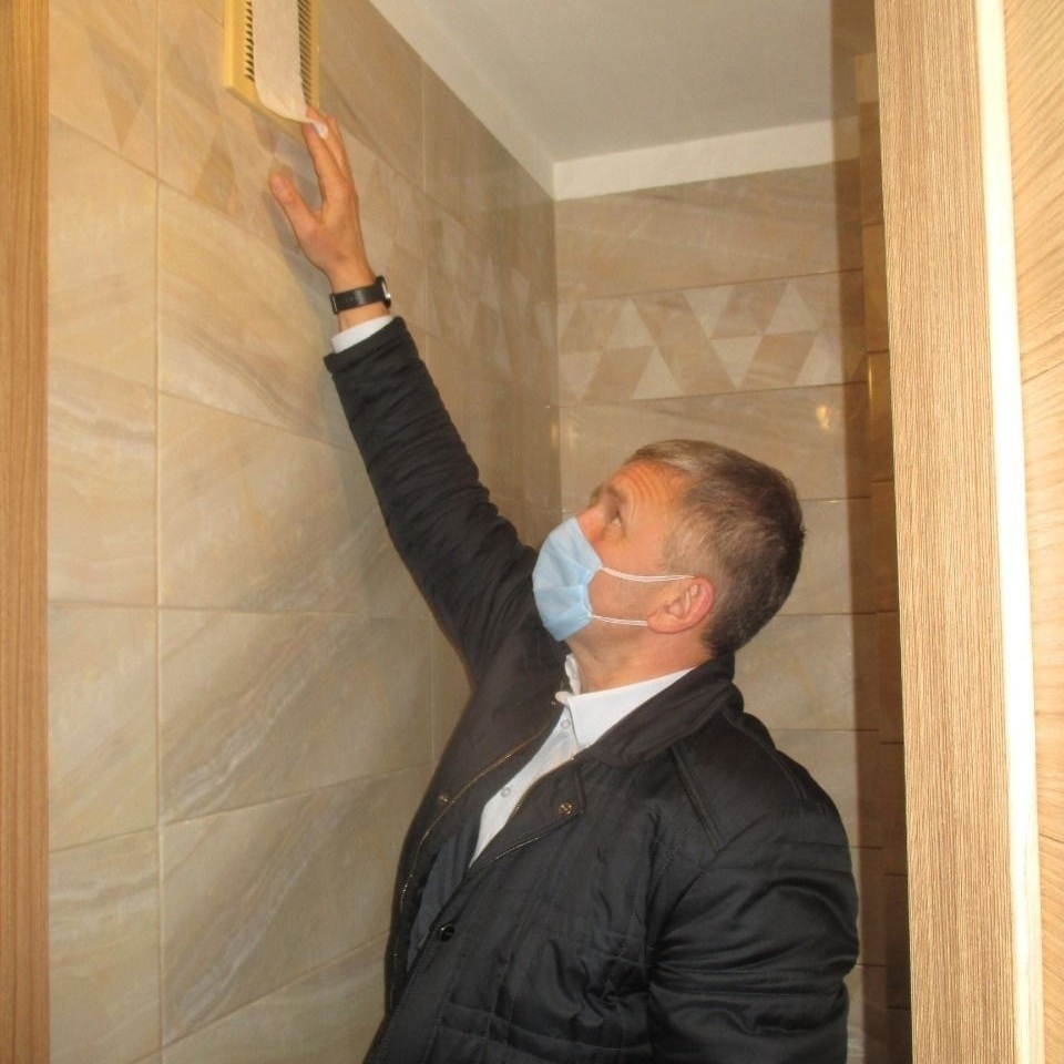 Отдел муниципального жилищного контроля комитета по ЖКХ администрации провел обследование квартиры в доме 69а по улице Комсомольской