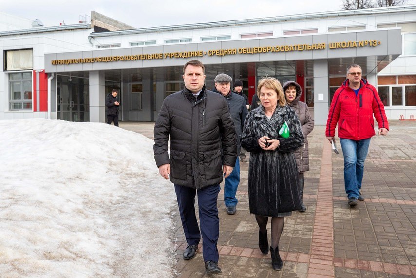 Д. Жариков проинспектировал ход строительства пристройки к школе № 13