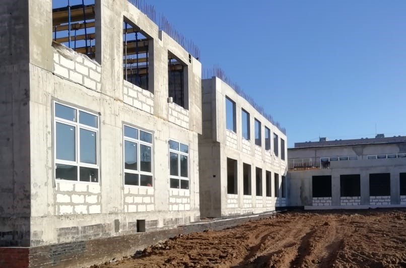 Продолжаются работы строительству пристройки на 300 мест к школе № 13
