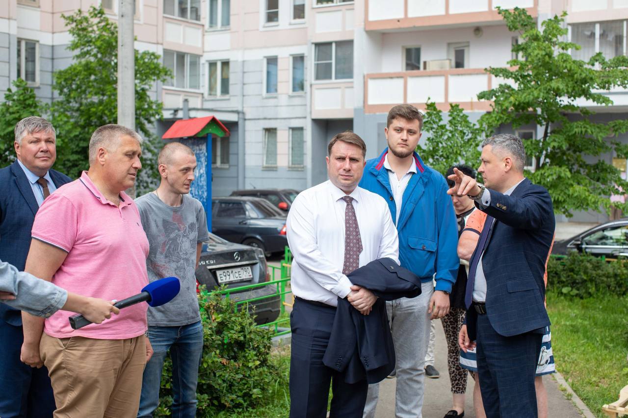 Дмитрий Жариков встретился с жителями дома 1, корп. 1 по ул. Юбилейной Дмитрий Жариков встретился с жителями дома 1, корп. 1 по ул. Юбилейной