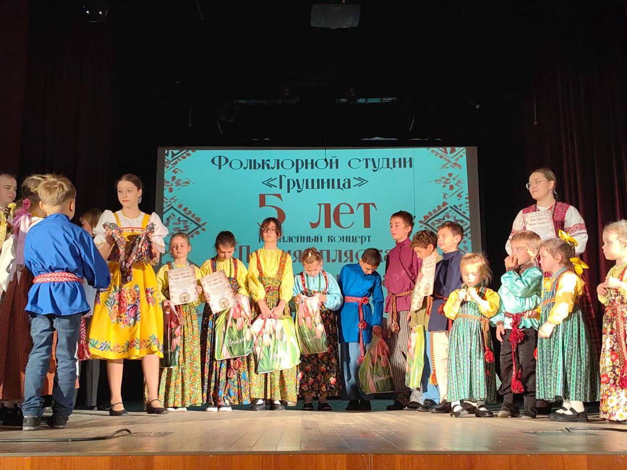 В Сельском доме культуры «Молодежный» состоялось празднование пятилетия фольклорного ансамбля «Грушица» В Сельском доме культуры «Молодежный» состоялось празднование пятилетия фольклорного ансамбля «Грушица»