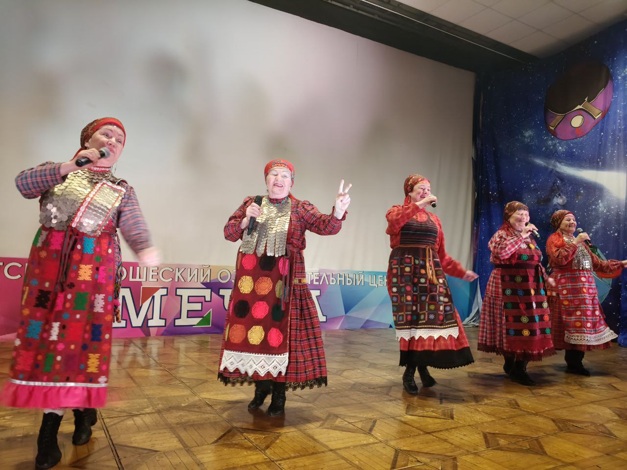 «Бурановские бабушки» навестили жителей ПВР в Подольске
