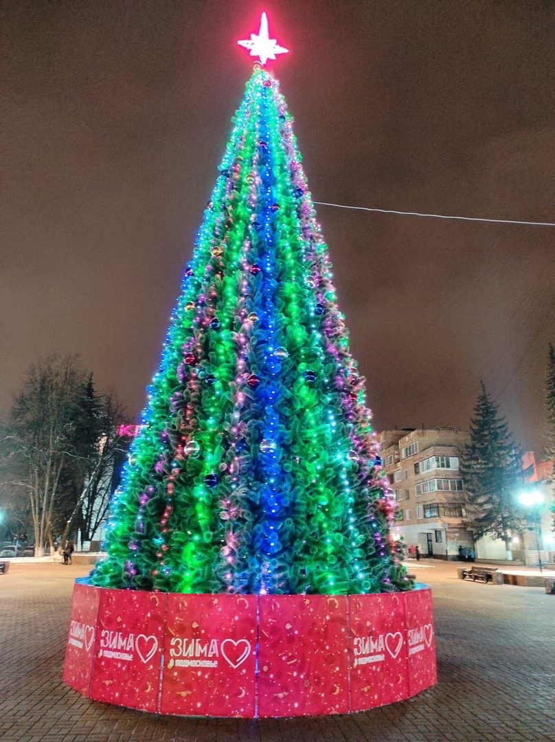 Новая 12-метровая новогодняя ёлка установлена на Октябрьской площади