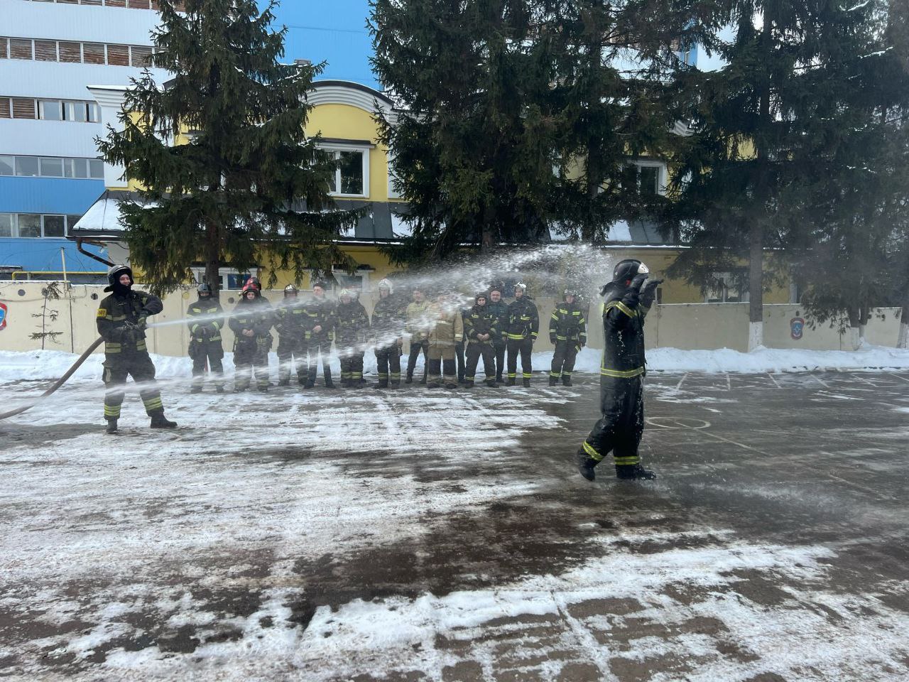 С уважением и почетом проводили пожарные ветерана службы