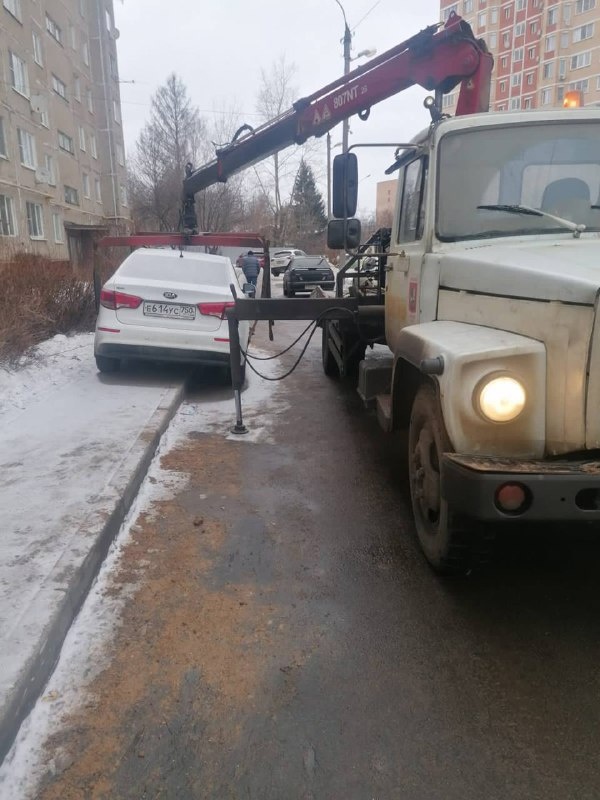 В Климовске продолжается эвакуация машин с тротуаров