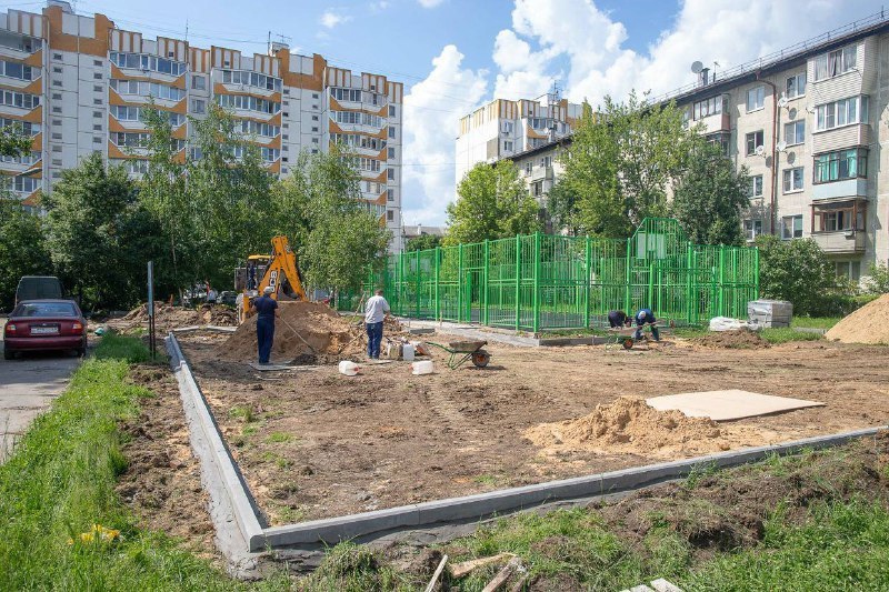 Летом 2021 года в Климовске проводится комплексное благоустройство четырех дворовых территорий, включающих в себя 12 многоквартирных домов