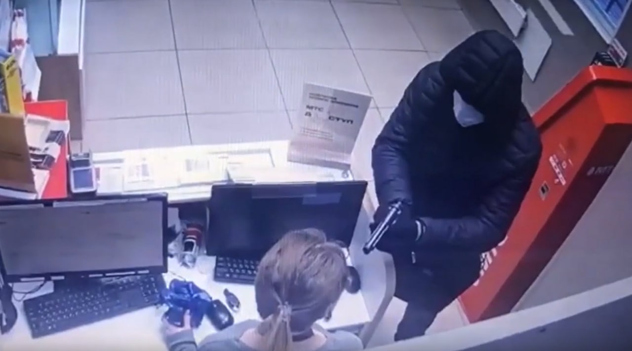 Полицейские задержали налётчика на салоны сотовой связи Полицейские задержали налётчика на салоны сотовой связи