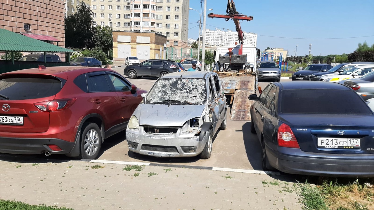 Брошенные автомобили удаляются с улиц Кузнечиков