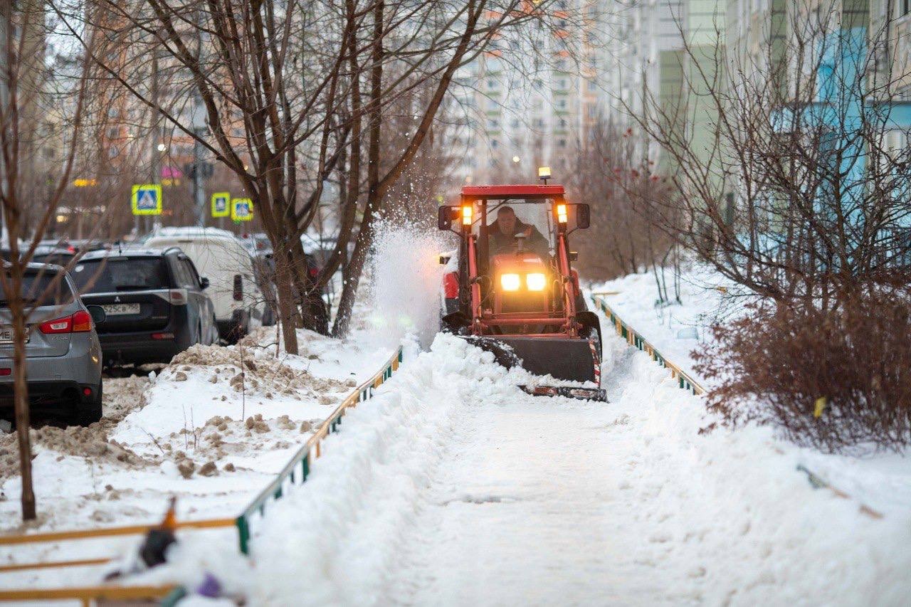 Коммунальщики Подольска продолжают уборку снега в условиях потепления