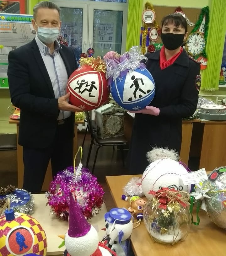 Подведены итоги конкурса на лучшую новогоднюю игрушку-поделку "Правила дорожные соблюдай! Ёлку новогоднюю украшай!"