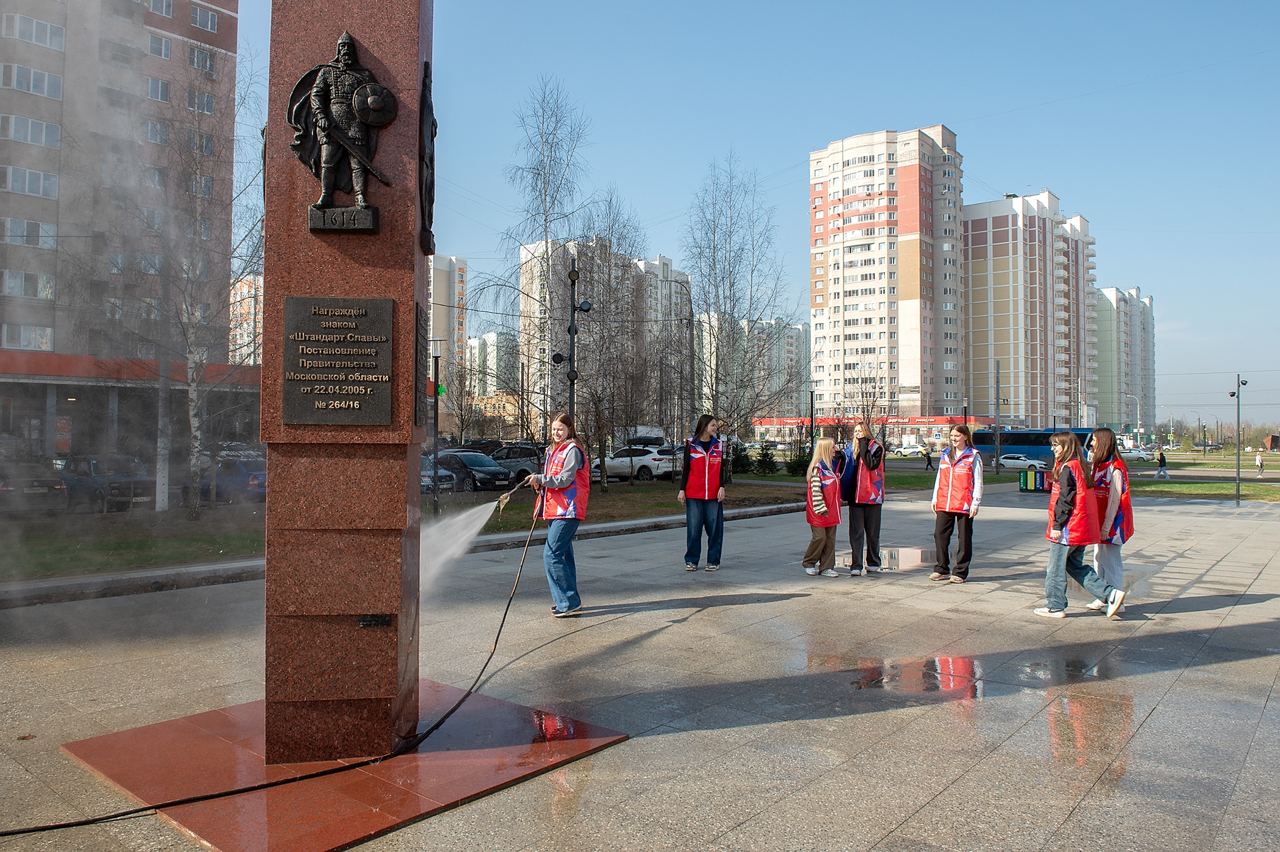 Акцию «Десант чистоты» провели «Волонтёры Подмосковья» в микрорайоне  Кузнечики