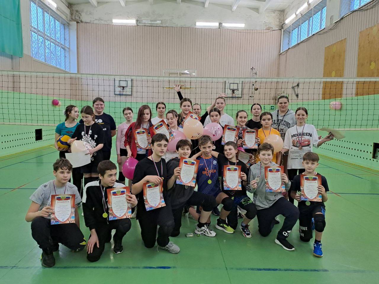 Юные подольчане отметили 8 Марта волейбольным турниром Юные подольчане отметили 8 Марта волейбольным турниром