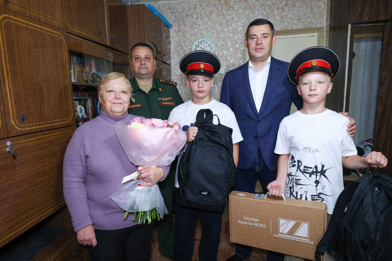 Детям из семей участников СВО помогают готовиться к новому учебному году