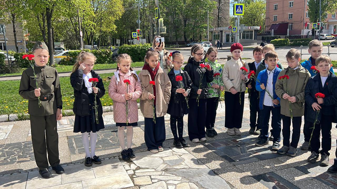 Учащиеся лицея № 23 возложили цветы к памятнику погибшим работникам Подольского электромеханического завода Учащиеся лицея № 23 возложили цветы к памятнику погибшим работникам Подольского электромеханического завода
