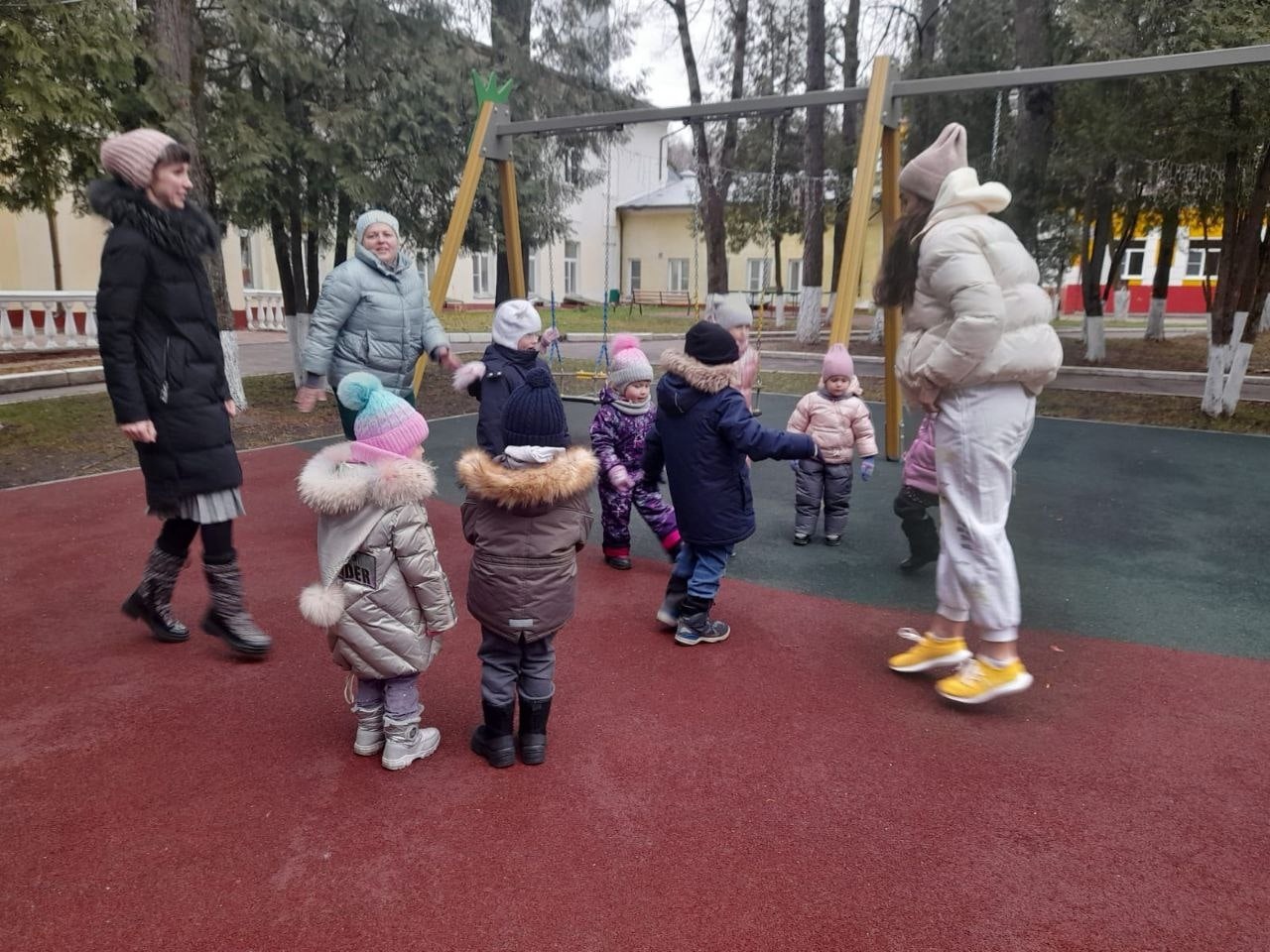 Поиграли с малышами