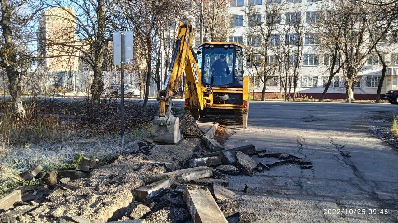 Тротуар ремонтируют в поселке МИС