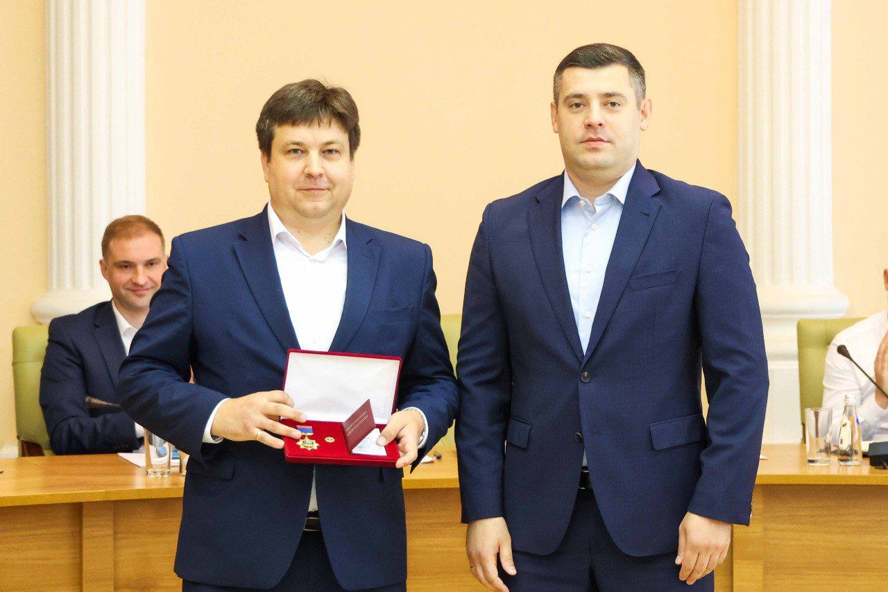 Сегодняшнее аппаратное совещание посвятили компенсации ущерба жителям, чьи квартиры пострадали при аварии в Климовске