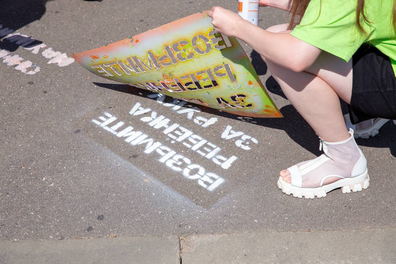 «Возьмите ребëнка за руку», «Снимите наушники» - подобные надписи появились на улицах Подольска