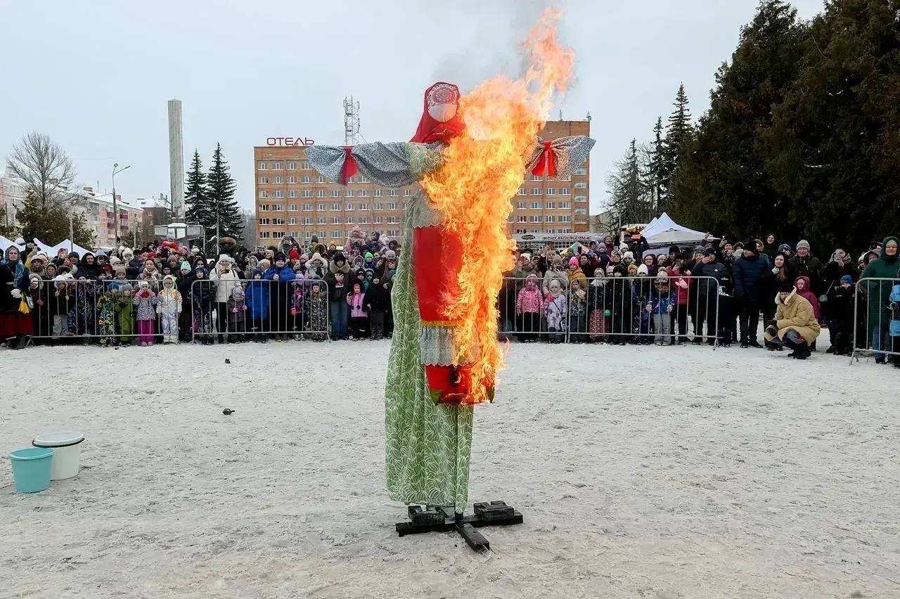 На площади у ДК "Октябрь" сожгли масленичное чучело