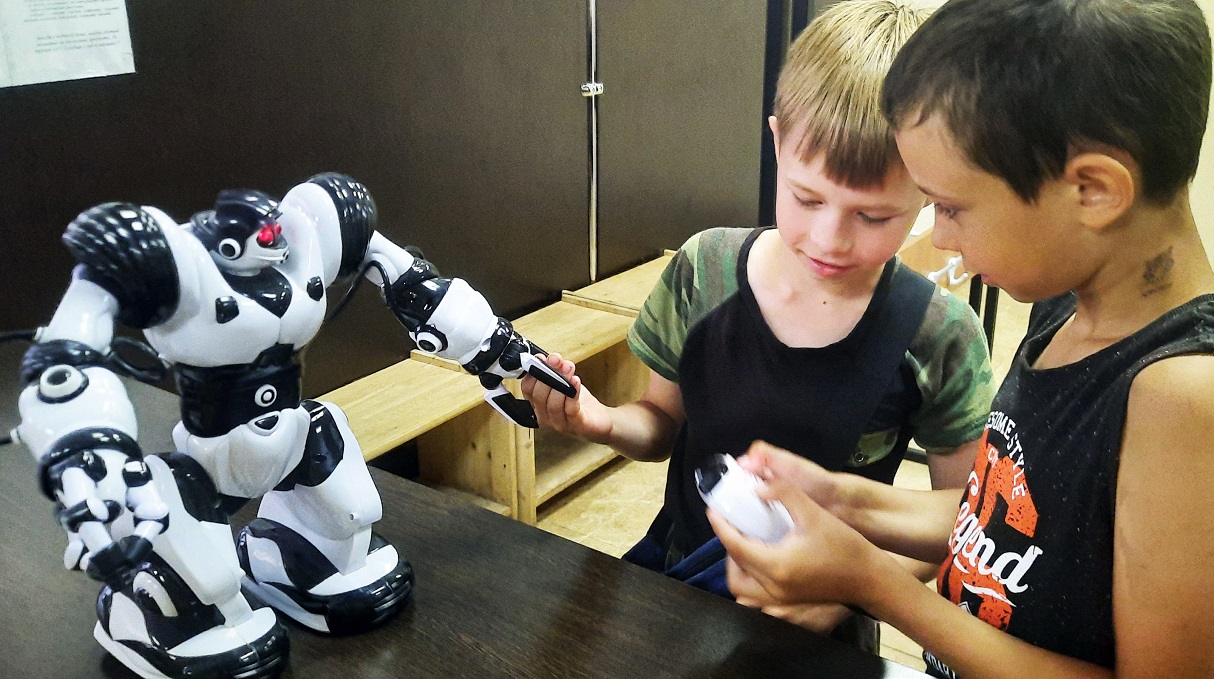 Команда первых роботы. Робототехника. Российский робот. Робот для мальчика 9 лет. Дети собирают робота.