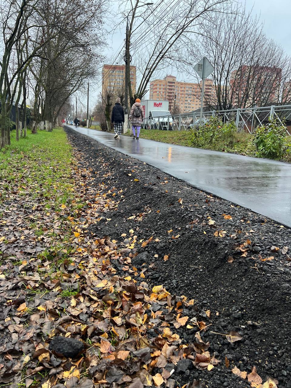 Тротуар на Колхозной подняли, чтобы его не заливало