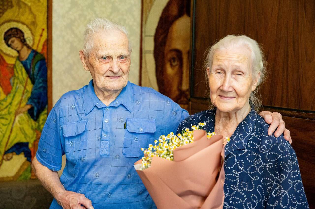 Волонтеры поздравили супругов, проживших вместе более 65 лет